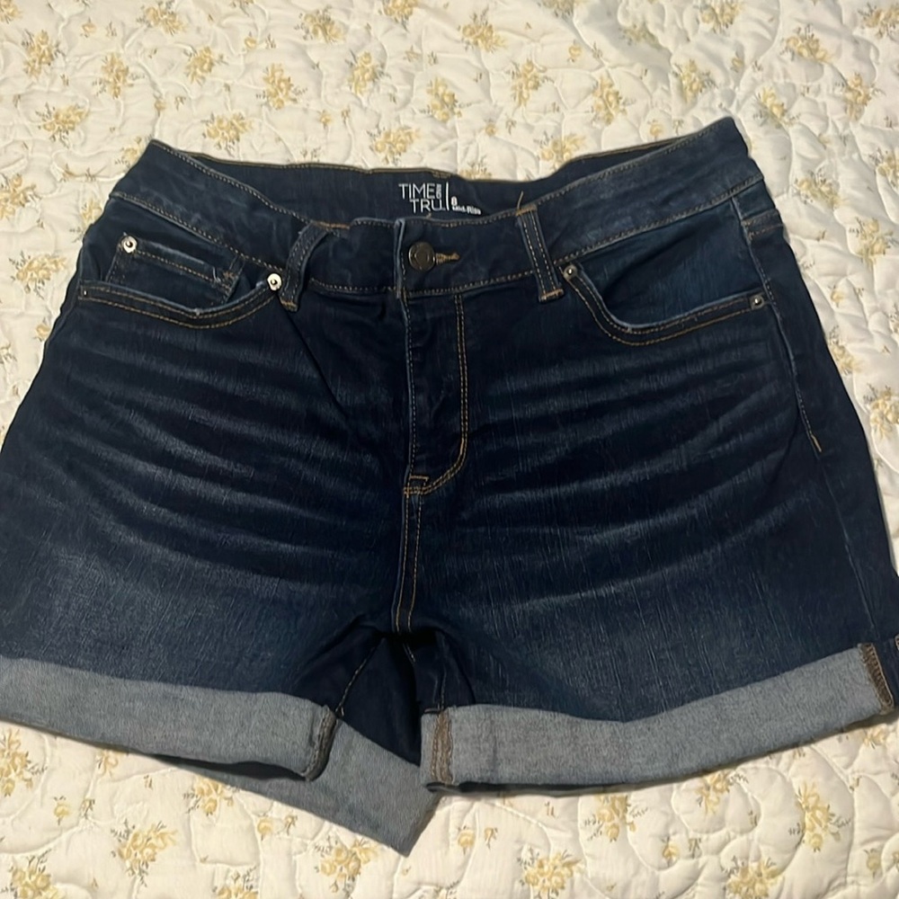 Women’s Mid-Rise Denim Shorts Size 8 
TIME AND TRU